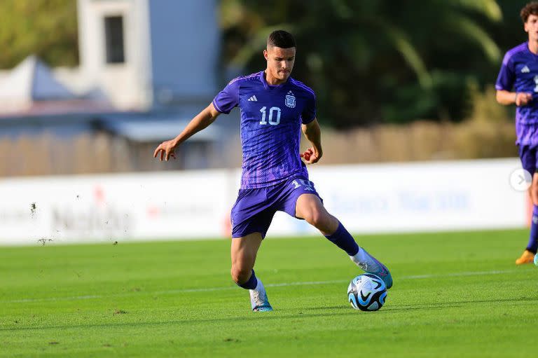 Con la camiseta 10, Valentín Carboni, el argentino más joven del plantel, anotó un gol y dejó una buena imagen en el amistoso con Dominicana en Ezeiza.