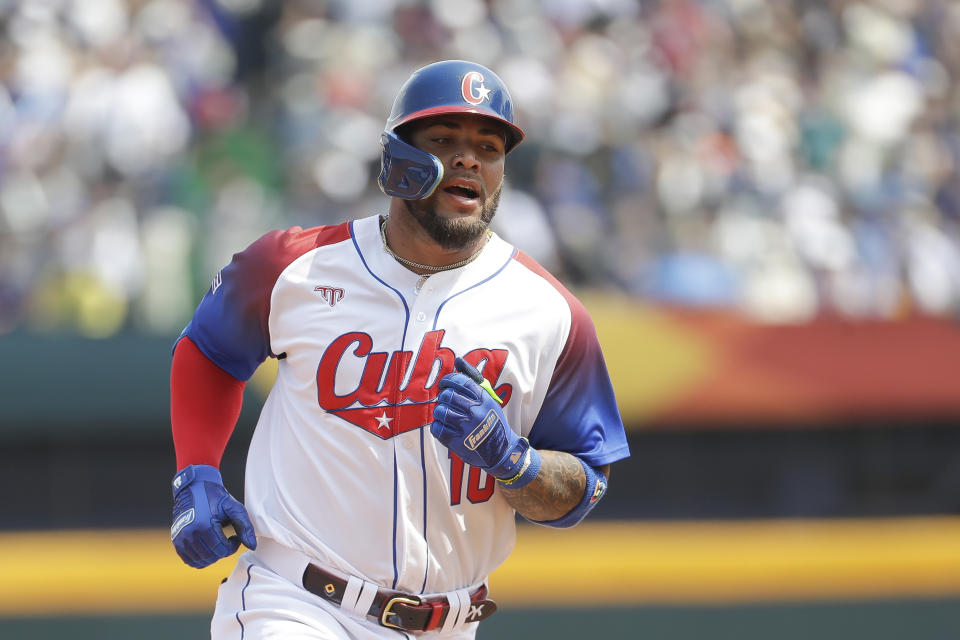 El pelotero cubano Yoán Moncada corre al plato tras anotar en un doble de dos carreras de su selección en el primer inning de su juego del Grupo A contra Taiwán en el Clásico Mundial de béisbol, en el Estadio Intercontinental de Béisbol de Taichung, en Taichung, Taiwán, el domingo 12 de marzo de 2023. (AP Foto/I-Hwa Cheng)