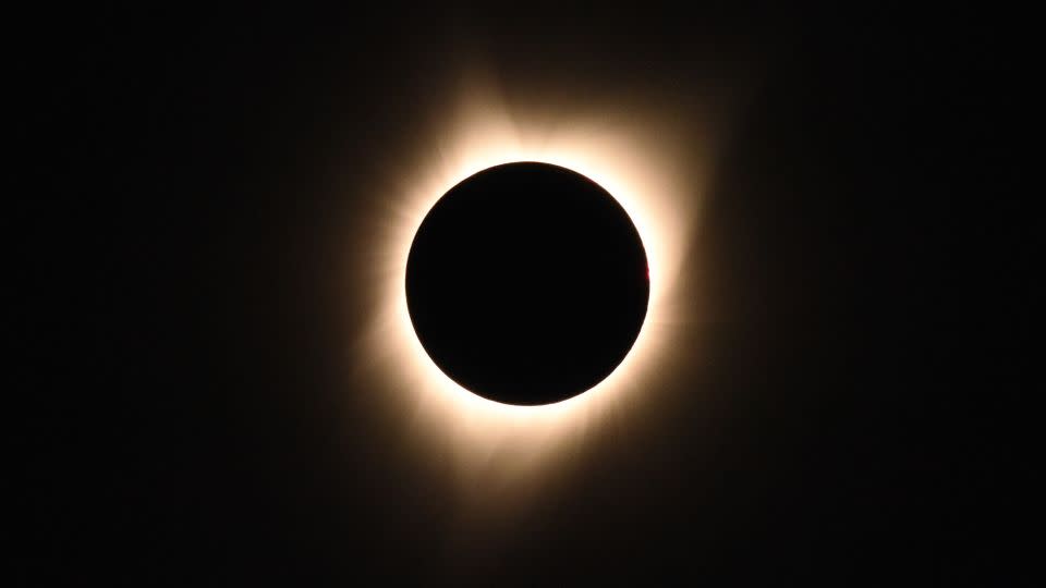 Η κορώνα του Ήλιου, ή η καυτή εξωτερική ατμόσφαιρα, είναι ορατή καθώς η Σελήνη περνά μπροστά από τον Ήλιο κατά τη διάρκεια μιας ολικής ηλιακής έκλειψης στο Big Summit Prairie Ranch στο Εθνικό Δάσος Ochoco του Όρεγκον στις 21 Αυγούστου 2017.  -Robyn Beck/AFP/Getty Images