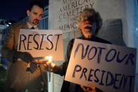 <p>Tim Ortiz y Donald Goertzen protestan contra Donald Trump en la puerta del cementerio estadounidense de Manila, Filipinas. REUTERS/Ezra Acayan </p>