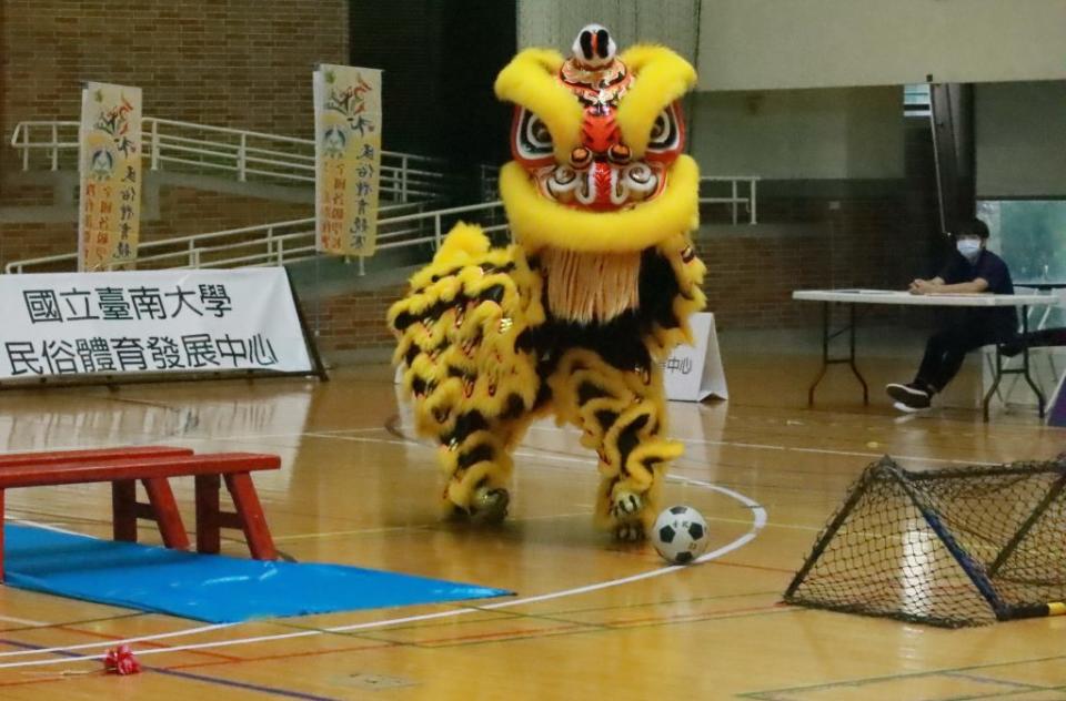 台北大學醒獅B隊將足球導入表演橋段，踢進一個致勝的十二碼球。（記者陳俊文攝）