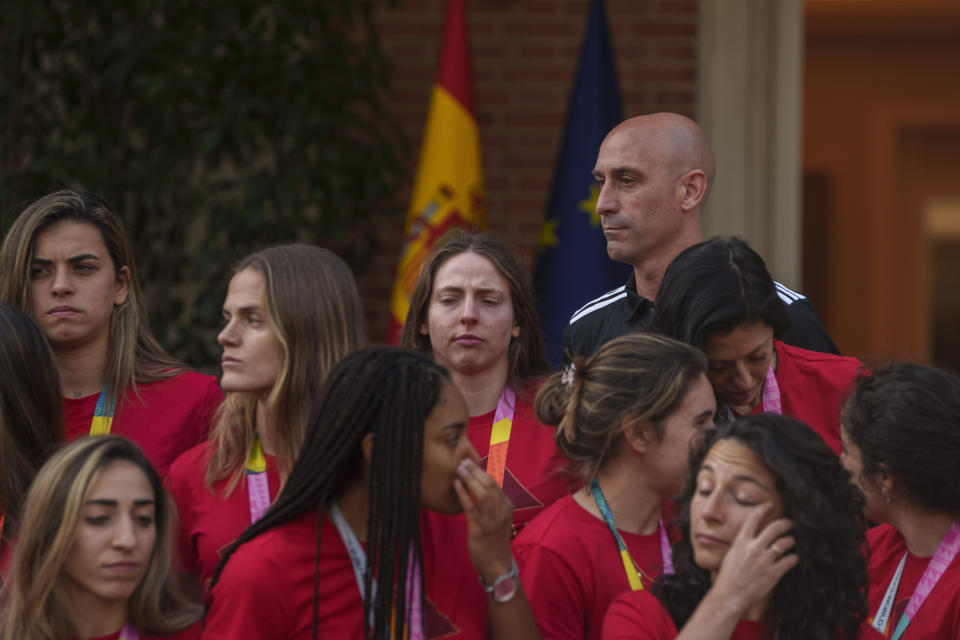 El presidente de la federación española de fútbol, Luis Rubiales (al fondo a la derecha) posa con las jugadoras de la selección de España que conquistó el Mundial femenino, en el Palacio de La Moncloa, el martes 22 de agosto de 2023, en Madrid. (AP Foto/Manu Fernández)