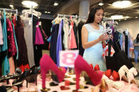 <p>Saily Gallardo, de 18 años, busca zapatos a juego con su vestido de graduación en la donación de <em>Operation School Bell</em> para estudiantes de bajos ingresos y sin hogar de Los Ángeles el 29 de marzo de 2017 (Foto: Lucy Nicholson/<em>Reuters</em>). </p>