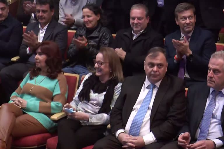 Inauguración del Cine Teatro Municipal de El Calafate y firma de convenios educativos.