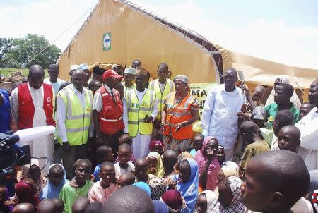 Refugees gather in an internally displaced persons (IDP) camp, that was set up for Nigerians fleeing the violence committed against them by Boko Haram militants, at Wurojuli, Gombe State, September 1, 2014. REUTERS/Samuel Ini