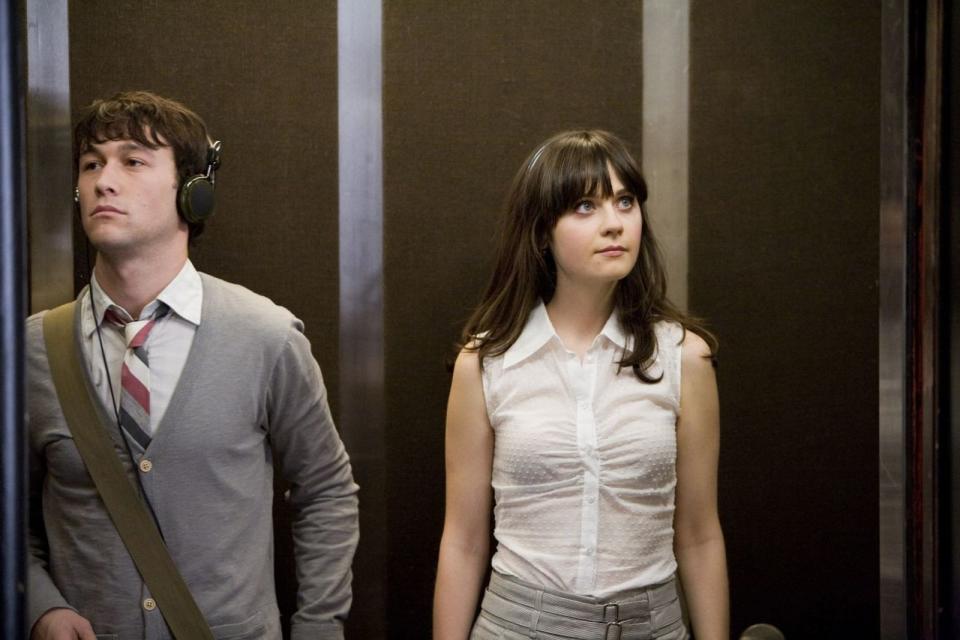 Marc Webbs Indie-Komödie "(500) Days of Summer" von 2009 ist eine zutiefst romantische, unkonventionelle Liebeserklärung an das Gefühlschaos, wenn man zu schnell zu sehr liebt. Tom (Joseph Gordon Levitt) verguckt sich Hals über Kopf in seine neue Kollegin Summer (Zooey Deschanel), doch die erwidert die Gefühle zunächst nicht. Was folgt, ist eine kunterbunt inszenierte Achterbahn der Gefühle, ein Auf und Ab wie die Liebe selbst. (Bild: Twentieth Century Fox)