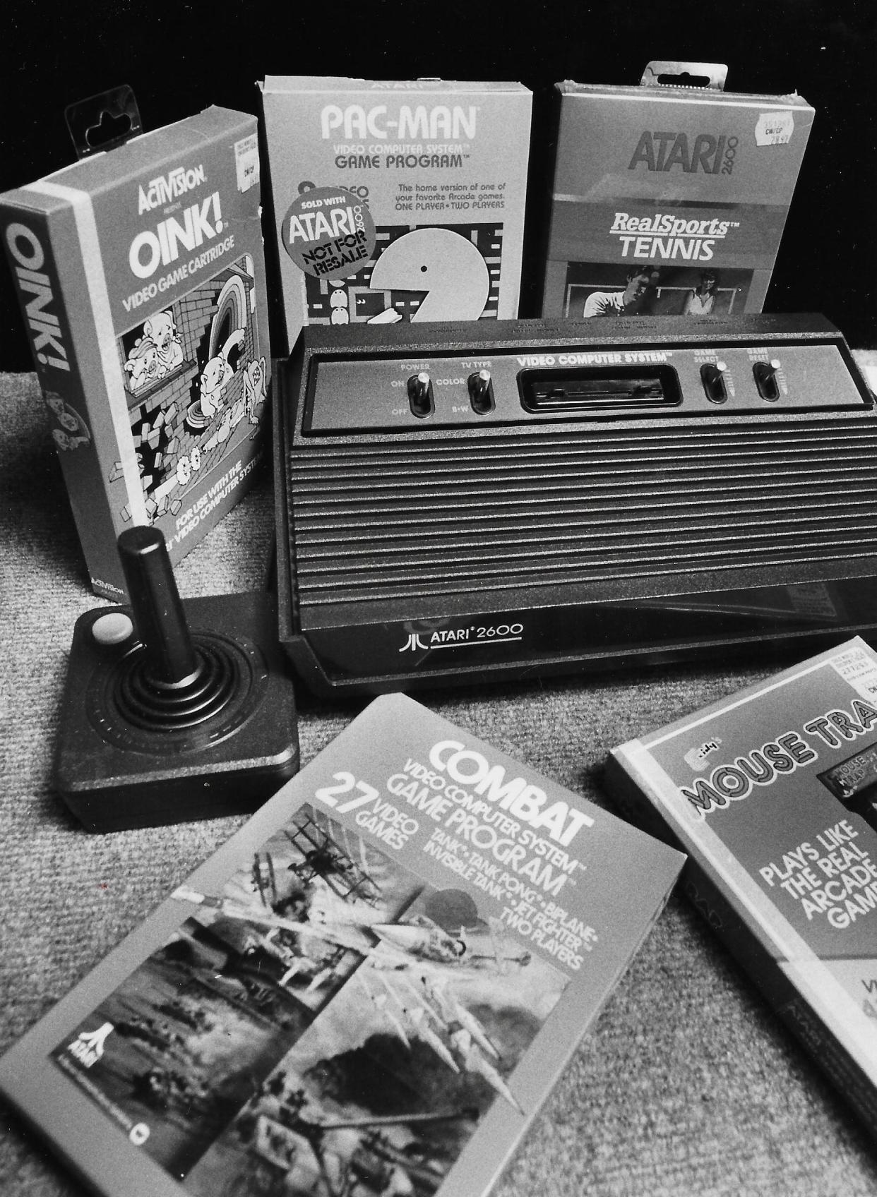 An Atari 2600 console and game cartridges are displayed for Christmas 1983.