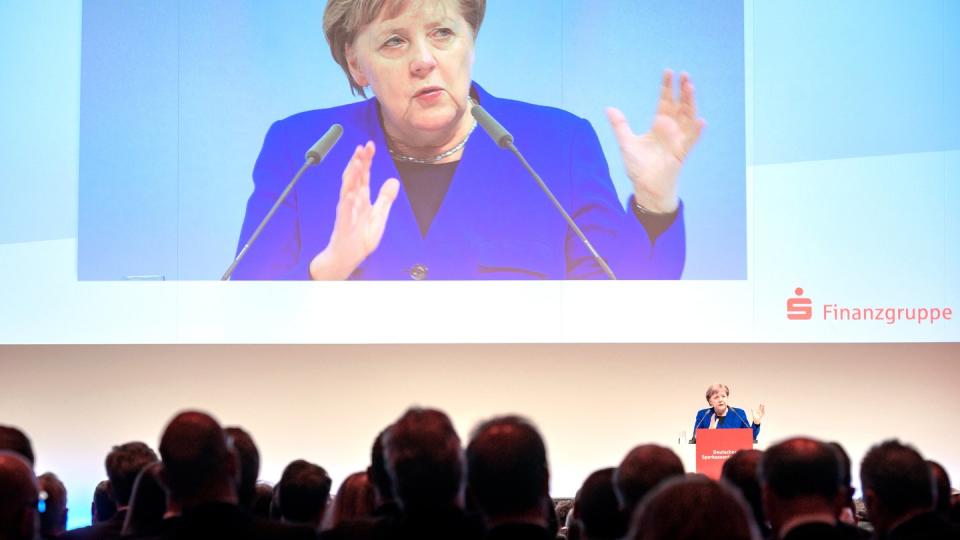 Bundeskanzlerin Angela Merkel spricht beim 26. Deutschen Sparkassentag in den Hamburger Messehallen. Foto: Axel Heimken