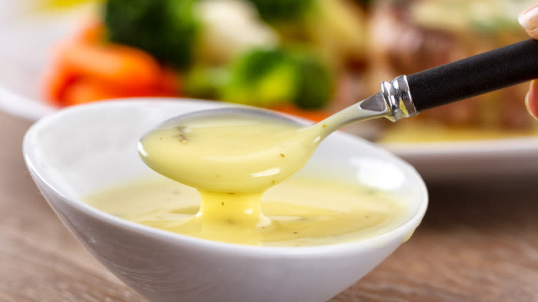 bearnaise sauce in bowl