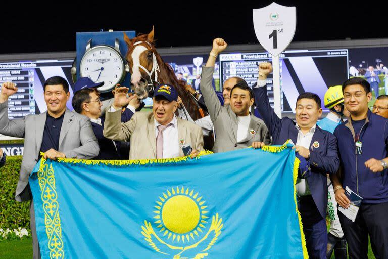 El festejo de Tlek Mukanbetkaliyev (de gorra) con la bandera kazaja luego del triunfo de su caballo Kabirkhan en un gran premio en Dubai.