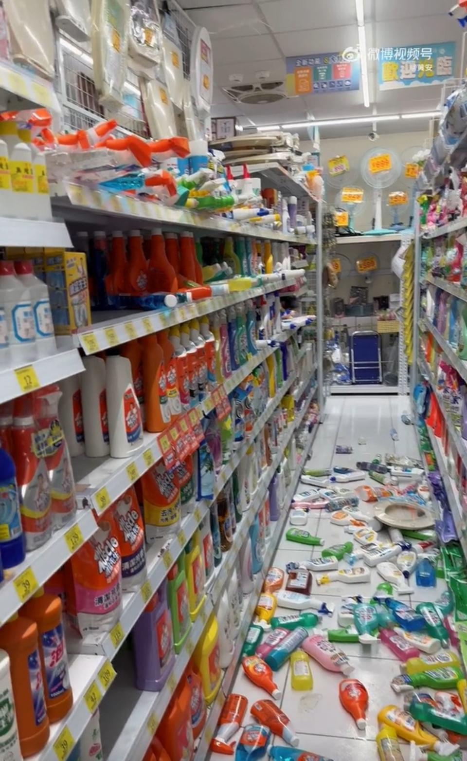 黃安直擊超市因為地震商品掉落一地。（翻攝自黃安微博）