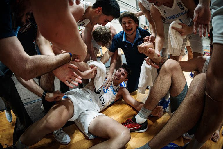 Todos encima de Corbalán; el día que el chico de Chaco jamás olvidará; triunfo argentino sobre Turquía en el Mundial juvenil