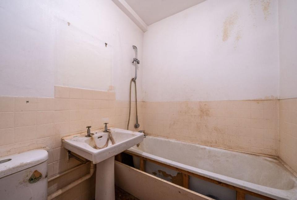 In need of modernisation: The bathroom at 10 Lyndhurst Road, Belsize Park (Handout)