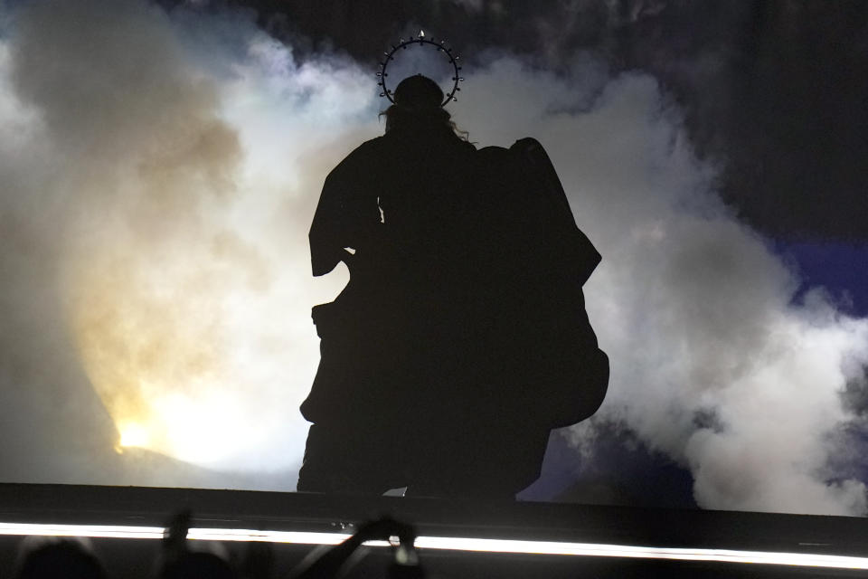 Madonna se presenta en el último concierto de The Celebration Tour, en la playa de Copacabana en Río de Janeiro, Brasil, el sábado 4 de mayo de 2024. (Foto AP/Silvia Izquierdo)