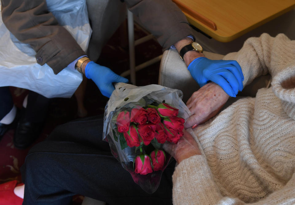 The heartwarming moment Frank and Sheila Whitelow are reunited at Carr Croft Care Home in Meanwood. (SWNS)