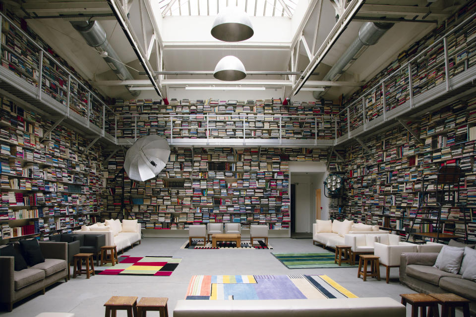 La bibliothèque de Karl Lagerfeld à la librairie 7L, photographiée le 12 juillet 2023 par Mathieu Zazzo