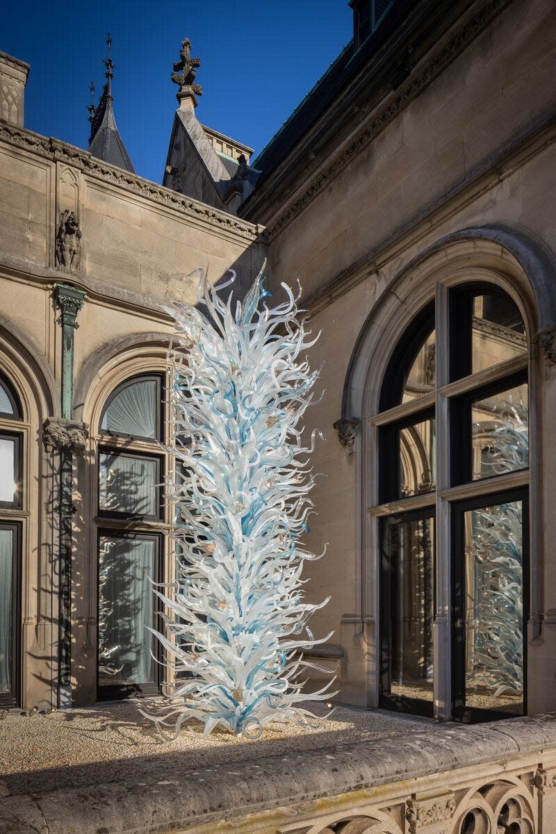 Installation from Chihuly at Biltmore, March 25, 2024 - January 5, 2025 at Amherst. This installation is outside Biltmore House.
Dale Chihuly
Winter White and Glacier Blue Tower, 2023
151/2 x 7 x 7'