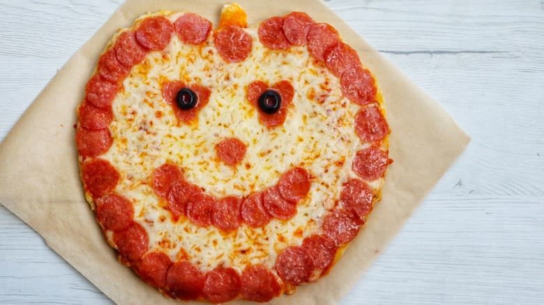 Chuck E. Cheese-style smiling pizza
