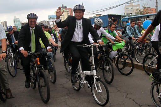 La campaña para los comicios ecuatorianos del 17 de febrero comenzó este viernes con mítines y caravanas de los ocho presidenciables, entre ellos el mandatario socialista Rafael Correa que lidera las intenciones de voto según las encuestas. (AFP | juan cevallos)