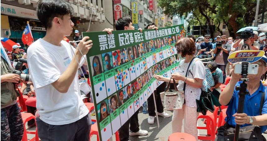 為了不讓青鳥搶盡媒體版面，國民黨也在國會改革五法拼二三讀時，發動「藍鷹」支持者到立院外聲援，並現場請支持者選出最想罷免的綠委。（圖／報系資料照）