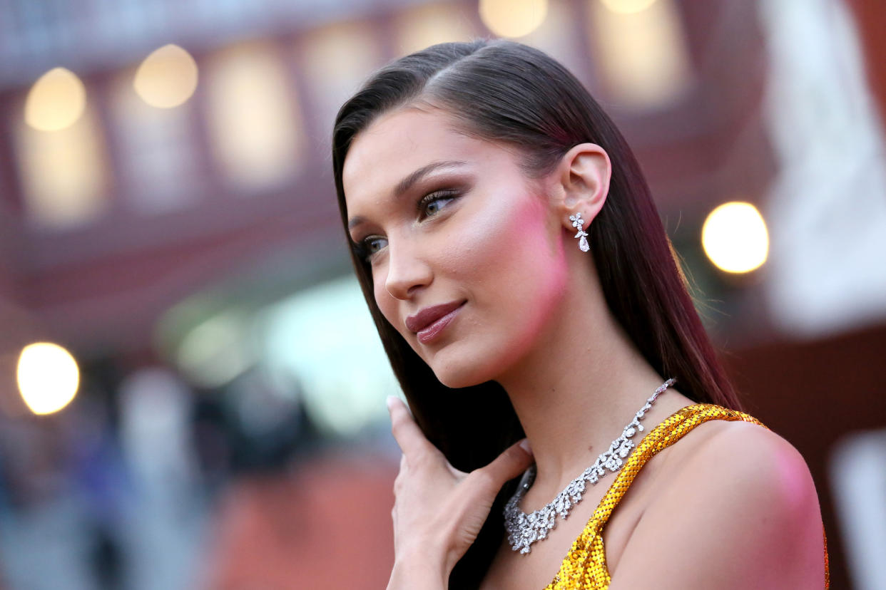 Bella Hadid zeigt sich nach hämischen Twitter-Kommentaren gekränkt. (Bild: Getty Images)