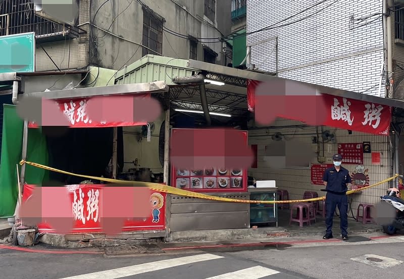 台北市北投區一家鹹粥店10日驚傳槍擊案，40歲潘姓老闆娘遭人開槍擊中左胸，送醫不治。警方在案發後已將現場四周拉起封鎖線，持續調查追緝犯嫌。
（圖／警方提供）