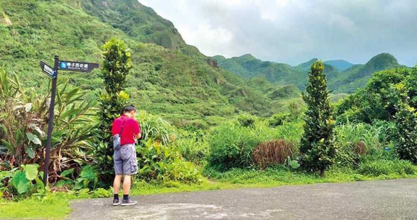 桃園一對陳姓夫妻連假到新北市東北角健行，陳男在山區迷路，只靠溪水與野果果腹，並沿山林間疑似山羌足跡走下山。（圖／警方提供）