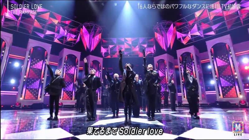 THE RAMPAGE新歌〈SOLDIER LOVE〉本就備受爭議，結果舞台上又疑學「納粹敬禮」。（圖／翻攝自X）