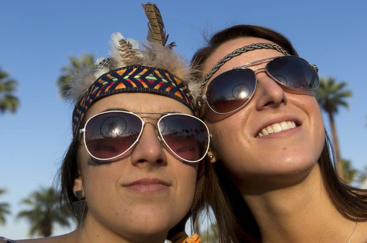 Absoluter Sommertrend: Haarschmuck in Form einer Krone mit Federn. (Bild: ddp Images)