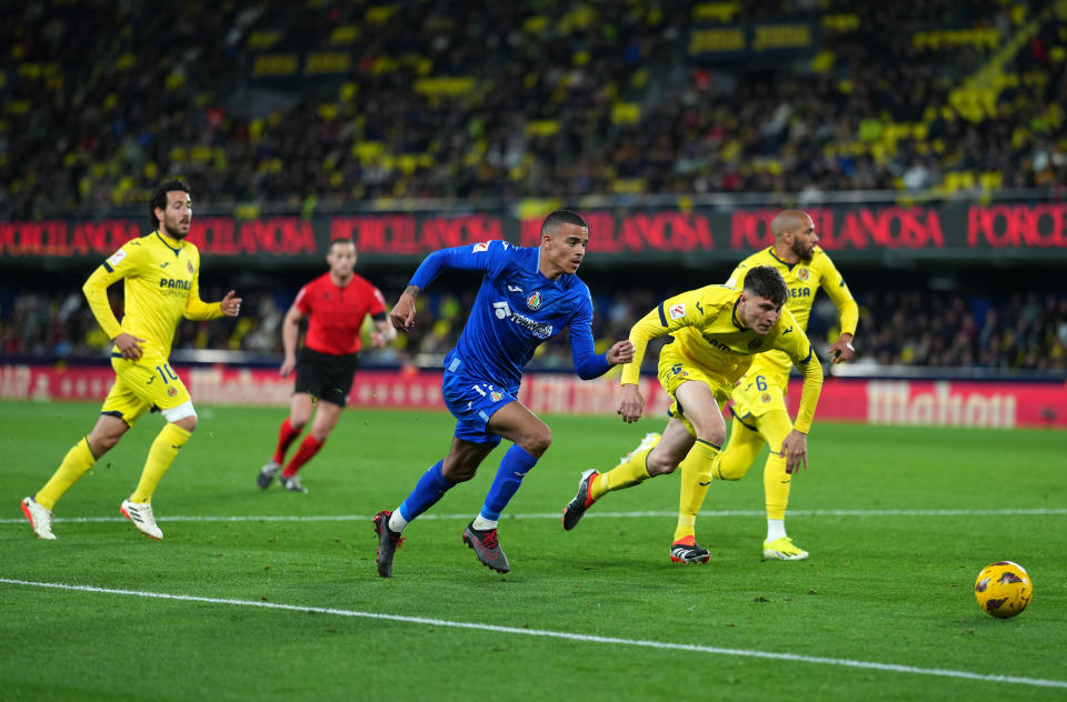 VILLARREAL, SPAIN - FEBRUARY 16: Mason Greenwood of Getafe CF and Jorge Cuenca of Villarreal CF chase the ball during the LaLiga EA Sports match between Villarreal CF and Getafe CF at Estadio de la Ceramica on February 16, 2024 in Villarreal, Spain. (Photo by Alex Caparros/Getty Images)