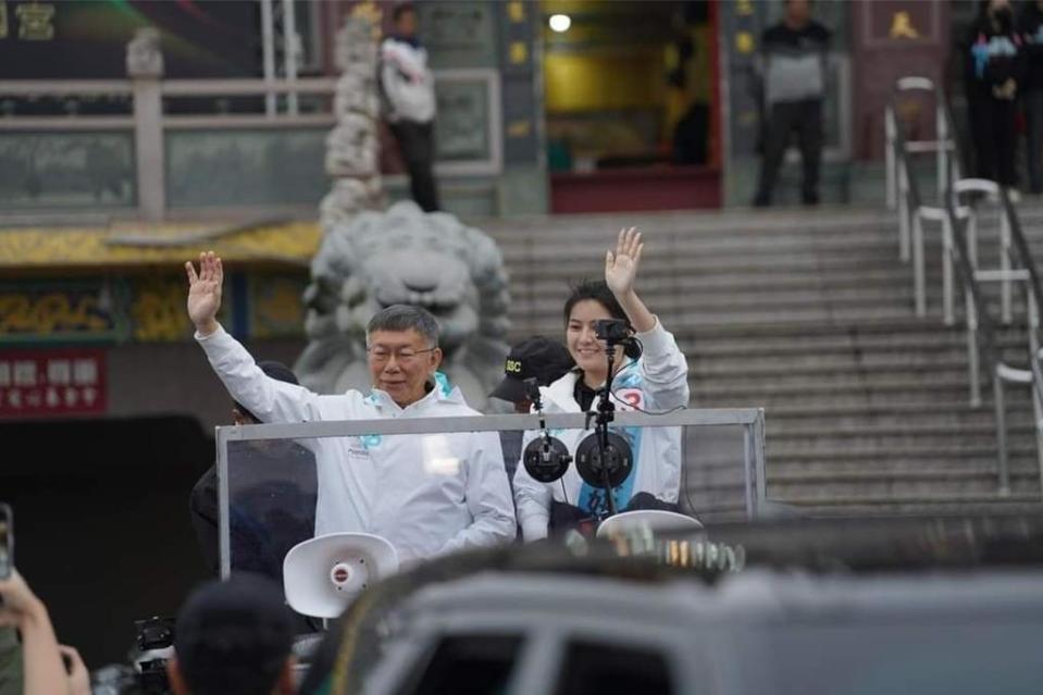 台灣民眾黨立委候選人李慕妍（左）在這次選戰中獲得3萬多票，她表示，獲得這令人珍惜的票數已經雖敗猶榮。（台灣民眾黨提供／陳夢茹桃園傳真）