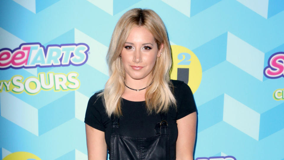 Ashley Tisdale kombiniert eine Leder-Latzhose zum stylischen Sommer-Look