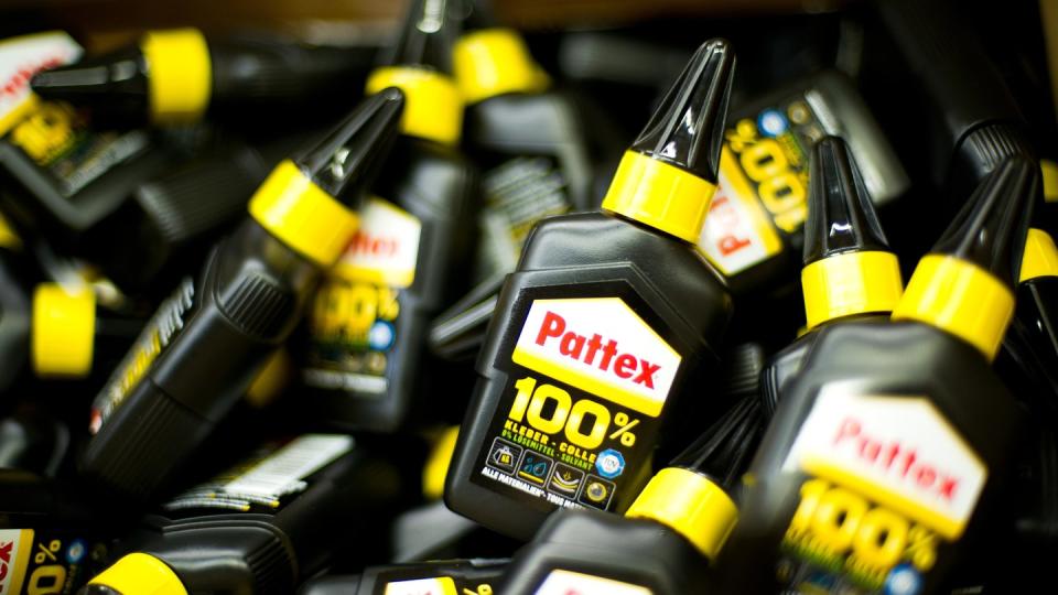 Flaschen mit Pattex in einem Henkel-Werk. Kunden des Konsumgüter-Herstellers Henkel müssen sich auf Preiserhöhungen einstellen. Foto: Jan-Philipp Strobel