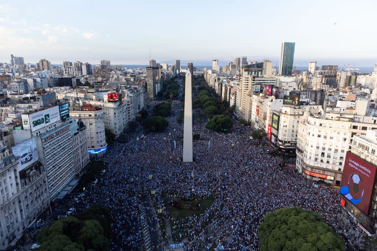 Festejos en el Obelisco y alrededores por el triunfo de la selección Argentina ante Croacia