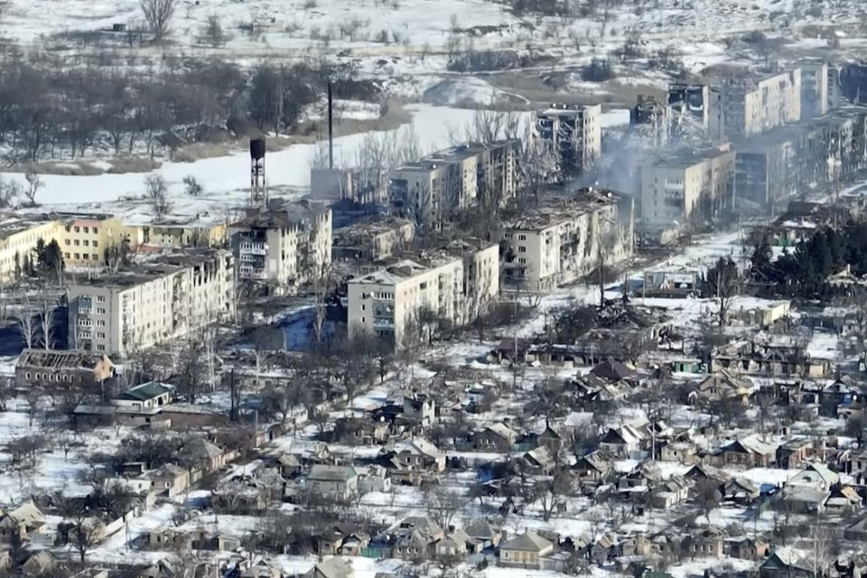 Nuevas imágenes aéreas de Bájmut, grabadas el 13 de febrero de 2023 con un dron para The Associated Press, muestran cómo la mayor batalla durante el año que dura ya la invasión rusa de Ucrania ha convertido la ciudad salinera del este de Ucrania en un pueblo fantasma. (AP Foto)