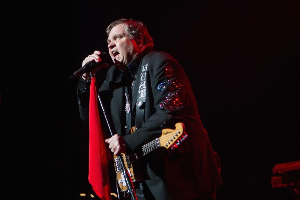 <p>Bat Out of Hell fue uno de los álbumes más vendidos de todos los tiempos, pero Meat Loaf rápidamente se encontró al borde de la bancarrota como resultado de numerosas demandas e incluso tuvo que cancelar algunos conciertos por sus problemas económicos.<br>En 1986 y a la edad de 39 añoa, con unos 40 procesos de demanda en su contra y con dos exitosos discos en el mercado, terminó en bancarrota. Pero cinco años después, esta estrella del rock lanzó un nuevo album, en el que se incluyó la canción I’d Do Anything for Love (But I Won’t Do That), con la que ganó un Grammy. (Patrick R. Murphy/Getty). </p>