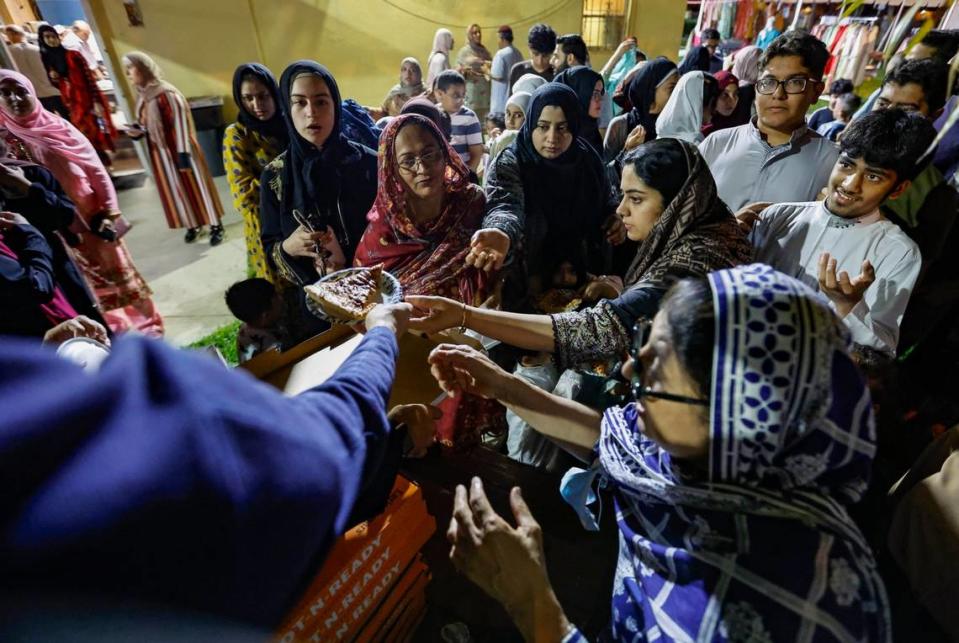 Congregants end their fast as they line up for food outside the Islamic Center of Greater Miami-Masjid in Miami Gardens, Florida, to celebrate the Day of Arafah. Al Diaz/adiaz@miamiherald.com