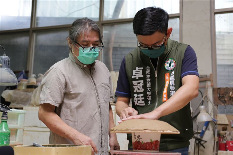 卓冠廷向陶藝大師學手作陶藝，要送給太太洪慈庸。（ 圖／卓冠廷提供）