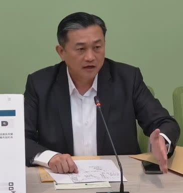 圖片：民進黨立委王定宇今天上午出席民進黨立法院黨團記者會進行說明（取自民進黨立法院黨團臉書直播影片）