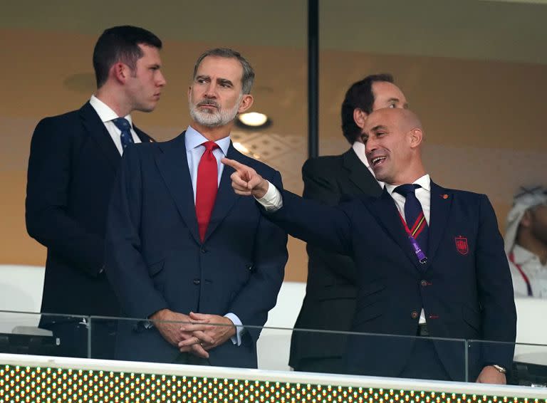 l Rey Felipe VI de España y el director de la Real Federación Española de Fútbol, Luis Rubiales, en las gradas durante el partido de fútbol del Grupo E de la Copa Mundial de la FIFA Qatar 2022 entre España y Costa Rica en el estadio Al Thumama. 