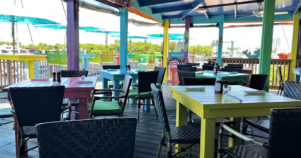 At Skippers Cove Bar & Grill in Fort Pierce, all dining is al fresco, but the bar and dining area are undercover and cooled by fans.