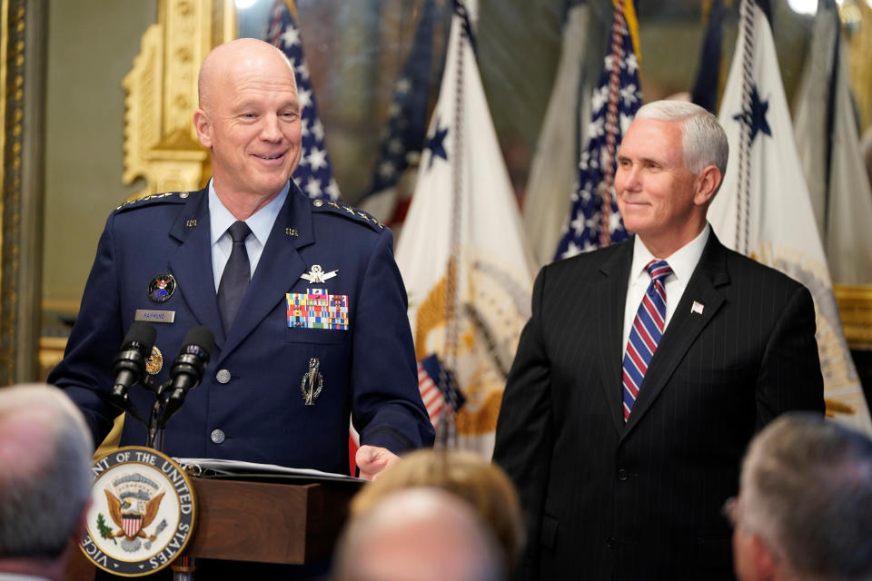 El vicepresidente de los Estados Unidos, Mike Pence, saluda al general John Raymond, primer jefe de operaciones espaciales de la Fuerza Espacial de los Estados Unidos (USSF) REUTERS / Joshua Roberts