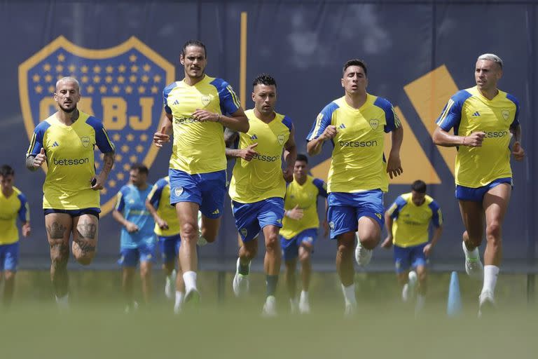 Edinson Cavani encabeza la carrera en el entrenamiento de Boca, lo siguen Benedetto, Merentiel y Briasco; el DT Martínez debe evaluar si sigue con el doble 9 en el ataque