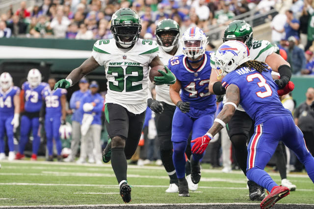 EAST RUTHERFORD, NJ - NOVEMBER 06: Buffalo Bills offensive tackle