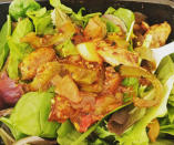 <p>Emily poste de temps en temps des photos de ses repas. Ici, on voit de la salade verte et du poulet grillé.<br> Crédit photo : Instagram Emily Puglielli </p>