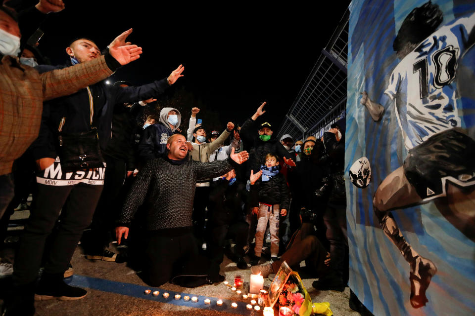 Am Abend seines Todestages sammelten sich die Menschen vor dem Stadion San Paolo in Neapel um zu trauern. (Bild: REUTERS/Yara Nardi)