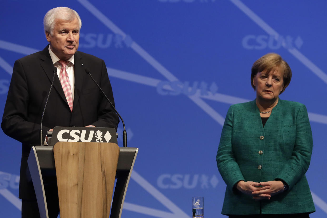 Horst Seehofer und Angela Merkel haben die Eskalation im Asylstreit aufgeschoben aber noch lange nicht abgewendet (Bild: AP Photo/Matthias Schrader)