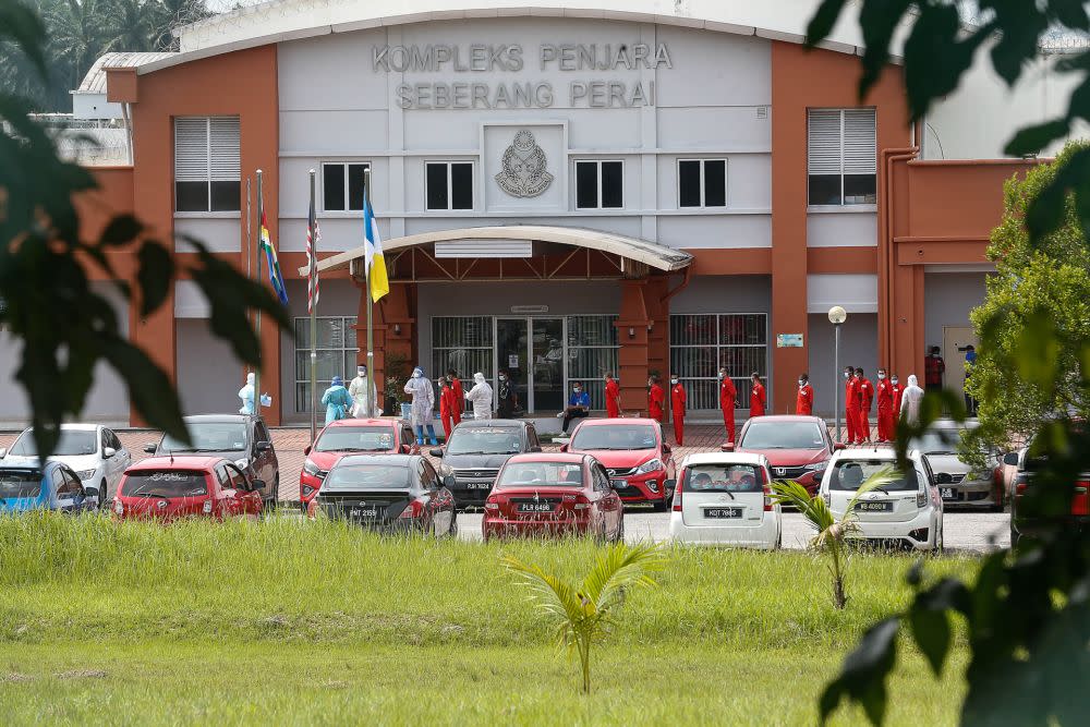 Inmates queue up to be tested for Covid-19 at the Seberang Perai Prison in Nibong Tebal on October 15, 2020. — Picture by Sayuti Zainudin