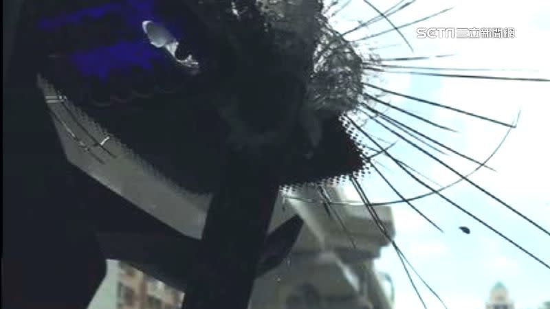 2016年中捷施工時鋼梁掉落插進轎車前擋風玻璃，所幸無人傷亡。