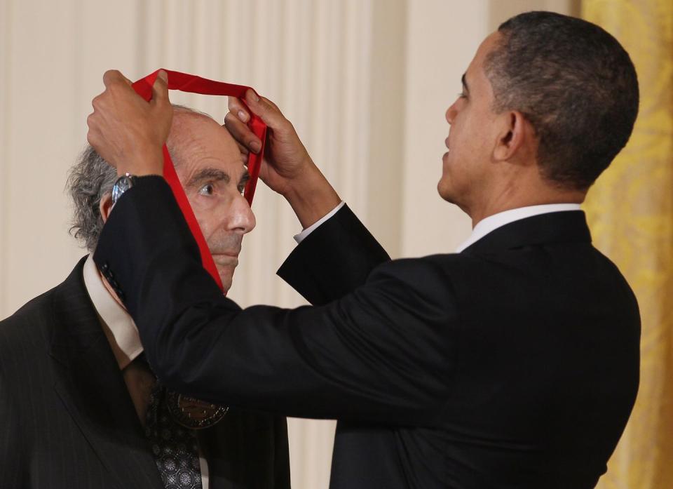 obama confers nat'l medal of arts and nat'l humanities medal to 20 honorees
